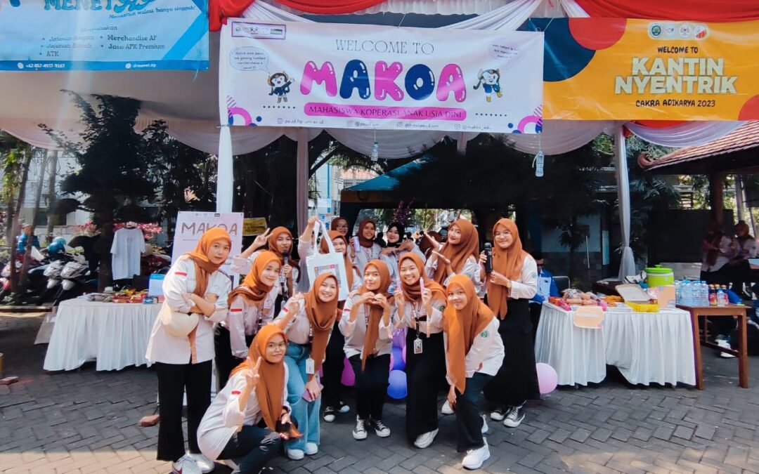 KREATIVITAS MAHASISWA PAUD UM LEWAT STANDMAKOA DI PKKMB FIP