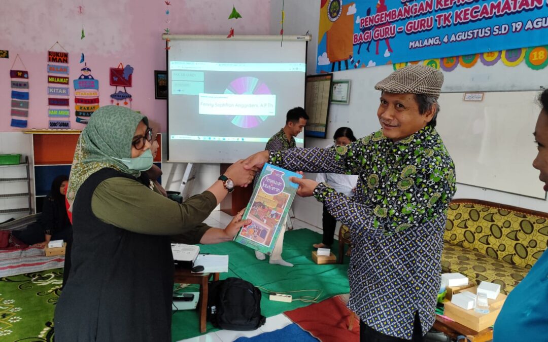 GURU TAMAN KANAK-KANAK (TK) di KECAMATAN SUKUN, KOTA MALANG, DIBEKALI PELATIHAN LAPORAN KARYA SENI WUJUD PENGAMBANGAN KEPROFESIAN BERKELANJUTAN (PKB)