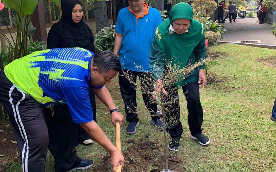 MENUJU GREEN CAMPUS: DOSEN PAUD BERSAMA FAKULTAS ILMU PENDIDIKAN UM TANAM POHON BERSAMA