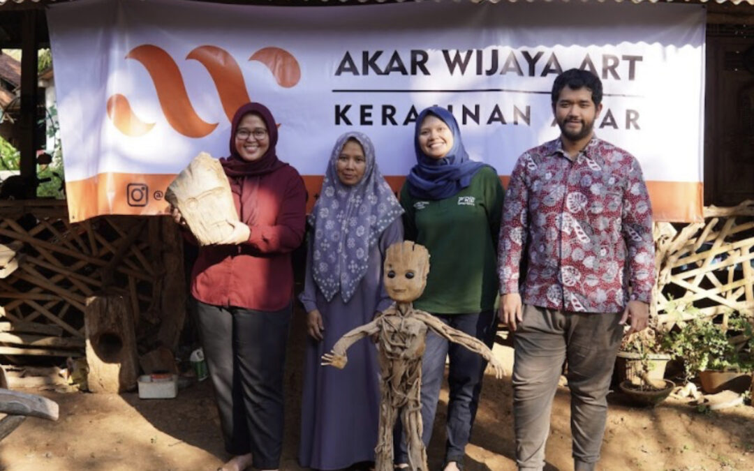“INOVASI PEMBERDAYAAN PENGRAJIN PATUNG AKAR OLEH ‘AKAR WIJAYA ART’ BERSAMA TIM DOSEN ITTP DAN UM”
