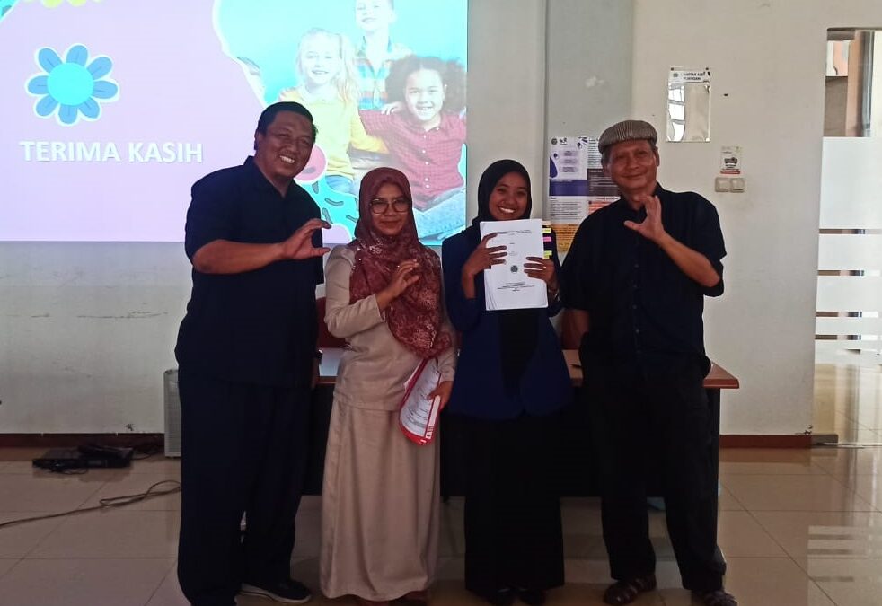MAHASISWA PAUD RIZQI NUR AINI TAMPILKAN KARYA SKRIPSI : PENGEMBANGAN MEDIA MATRAS LABIRIN ”BUSAY” UNTUK STIMULASI MOTORIK ANAK