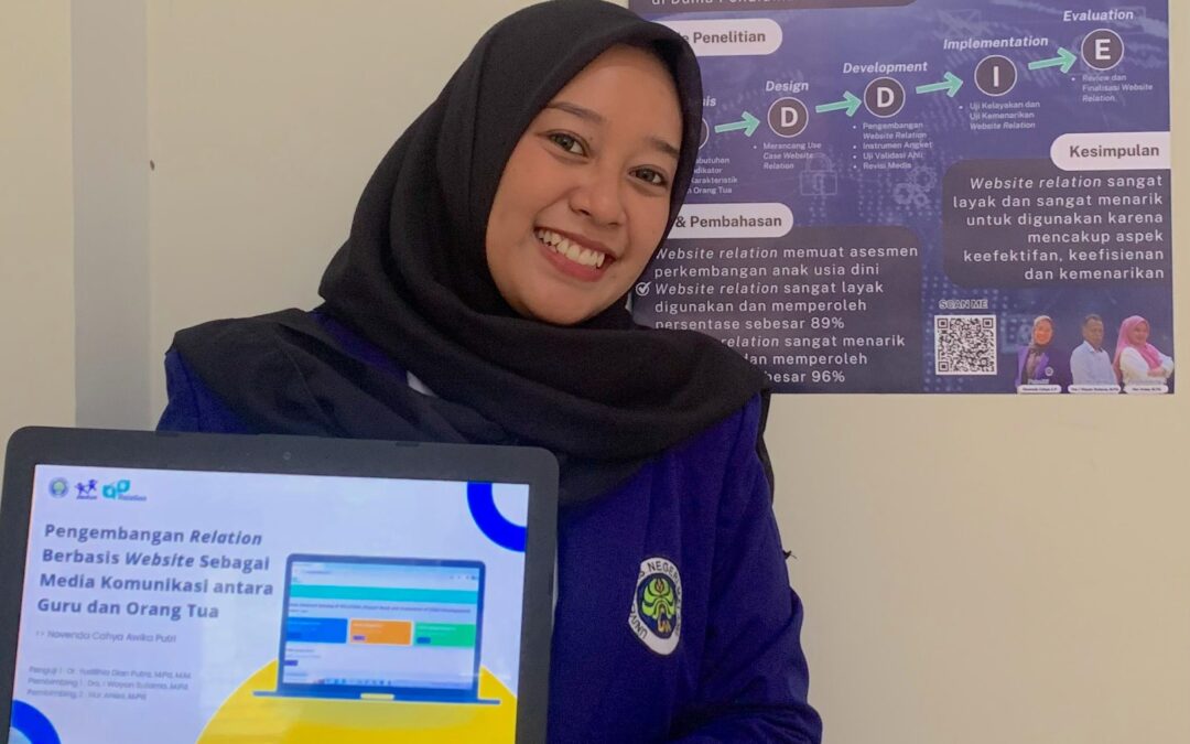 NOVENDA CAHYA AWIKA PUTRI TAMPILKAN INOVASI WEBSITE UNTUK KOMUNIKASI GURU-ORANG TUA