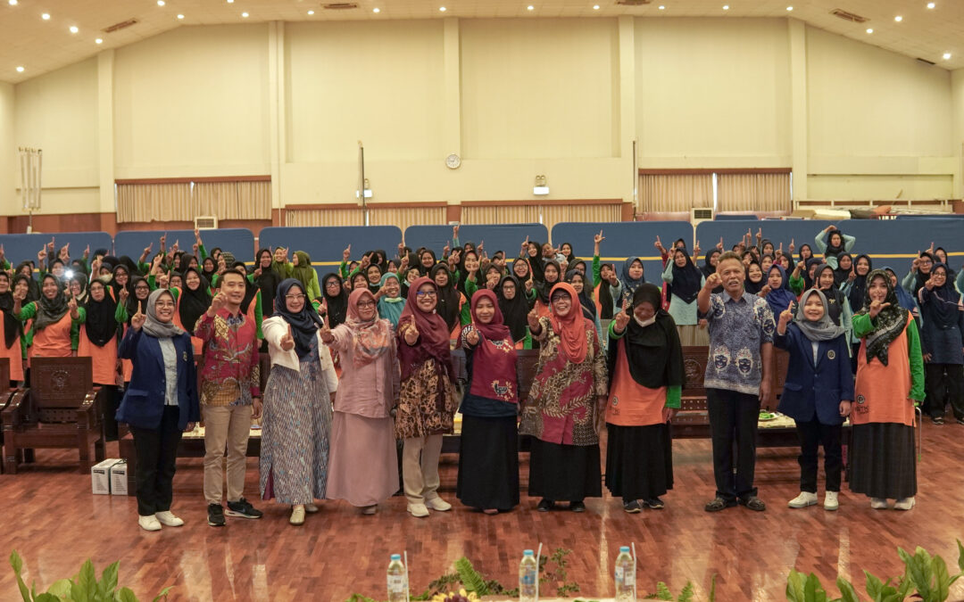 DOSEN PAUD MUNAISRA TRI TIRTANINGSIH BAWAKAN MATERI TEMAN AKORD TRAINING UNTUK 180 GURU
