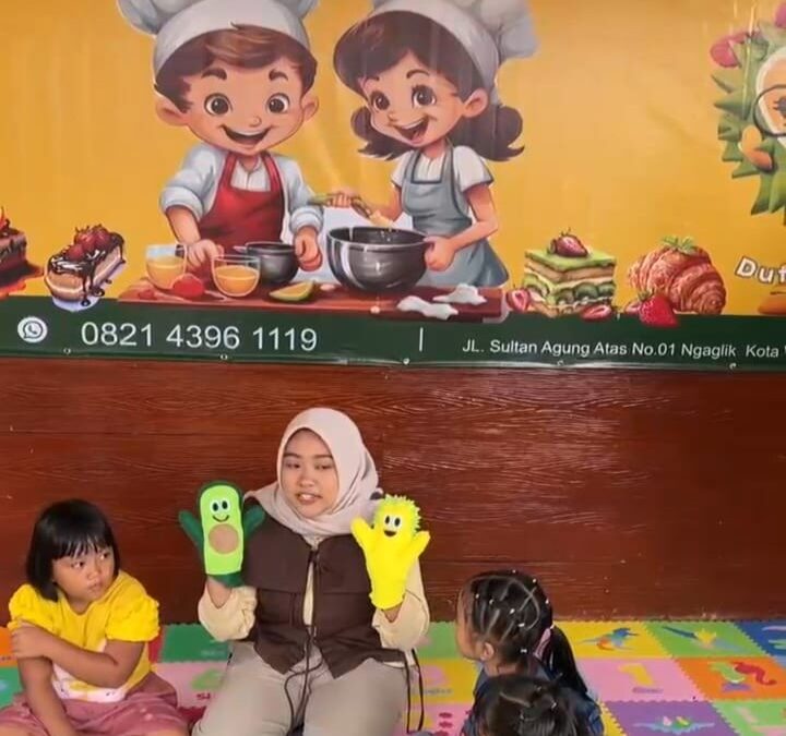 MAHASISWA PAUD UM HIDUPKAN IMAJINASI ANAK LEWAT DONGENG DI WISATA EDUKASI DURIAN FANTASI KOTA BATU