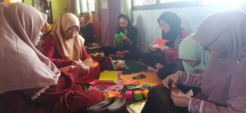 GURU TK KLOJEN DAPAT PELATIHAN SENI UNTUK TINGKATKAN KETERAMPILAN ANAK USIA DINI