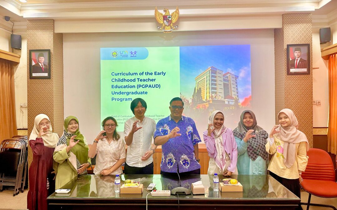 MENGHUBUNGKAN PAUD INDONESIA–JEPANG: KULIAH INTERNASIONAL Dr. TAKAMICHI ASAKURA DI UNIVERSITAS NEGERI MALANG