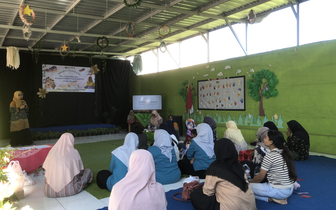 MELALUI KELAS PARENTING KB MATAHARI, DOSEN BERSAMA MAHASISWA PAUD UM DORONG PENGASUHAN BERKUALITAS BAGI PEMBENTUKAN KARAKTER ANAK